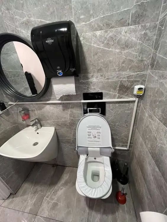 Sensörlü hijyenik klozet kapağı — mermer kaplama işletme tuvaletinde aktif kurulum